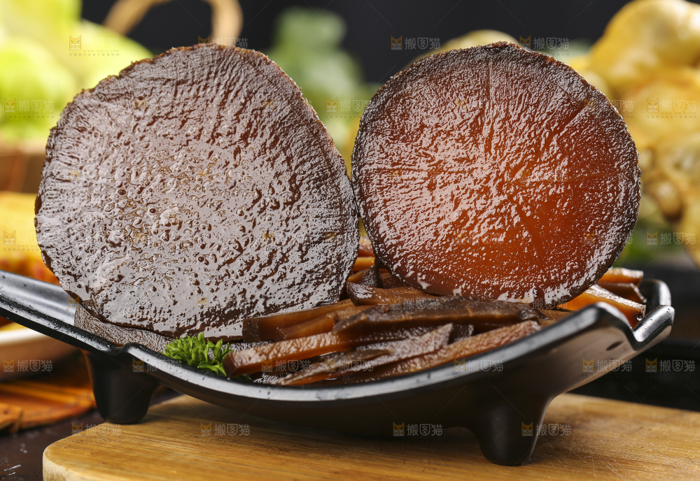 木板上放着咸菜条