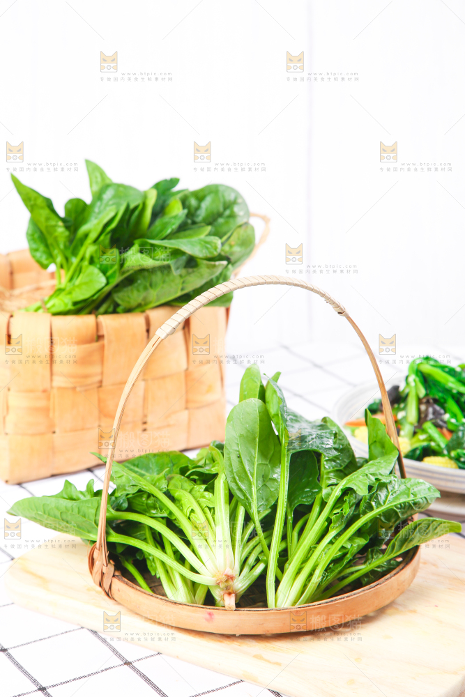 白格子底上的嫩菠菜