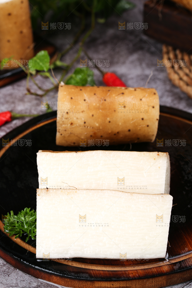 石板上摆放着白玉山药