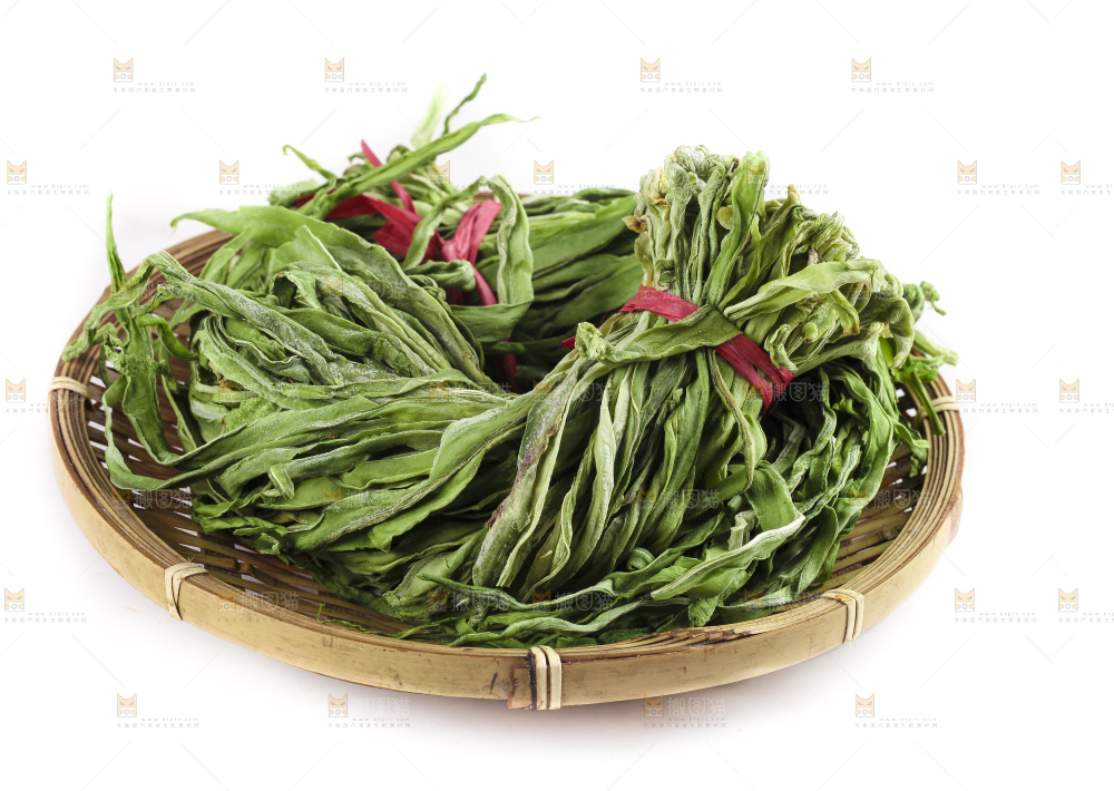 盘子里放着无叶贡菜