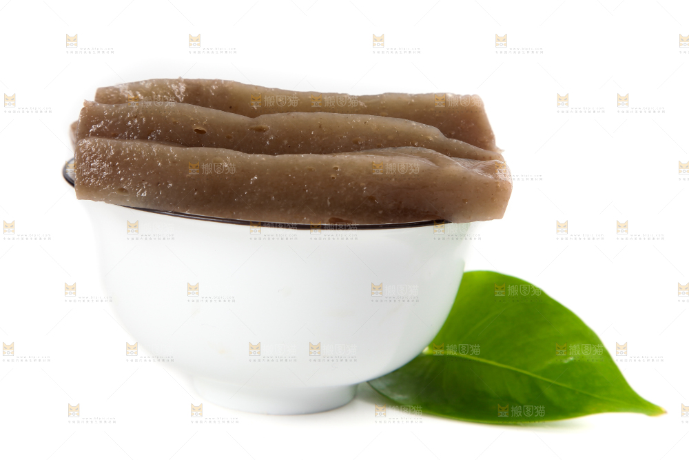 白底上放着一盘魔芋豆腐