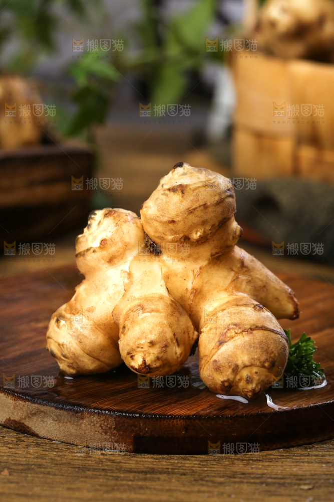 木板上放着洋姜