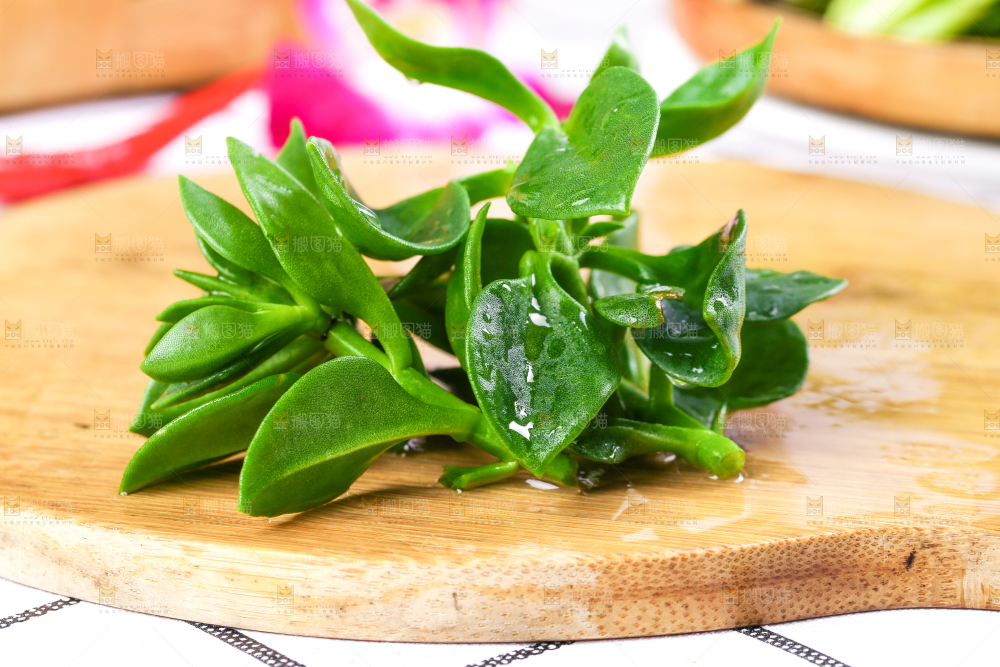 木板上摆放着田七草