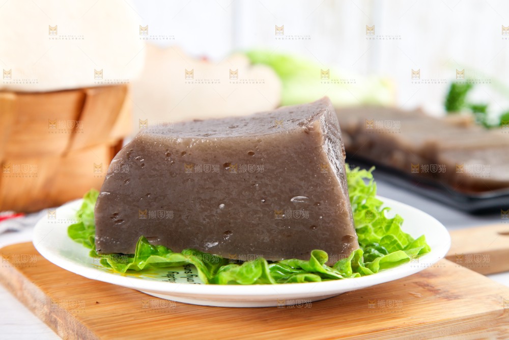 木板上放着一盘魔芋豆腐