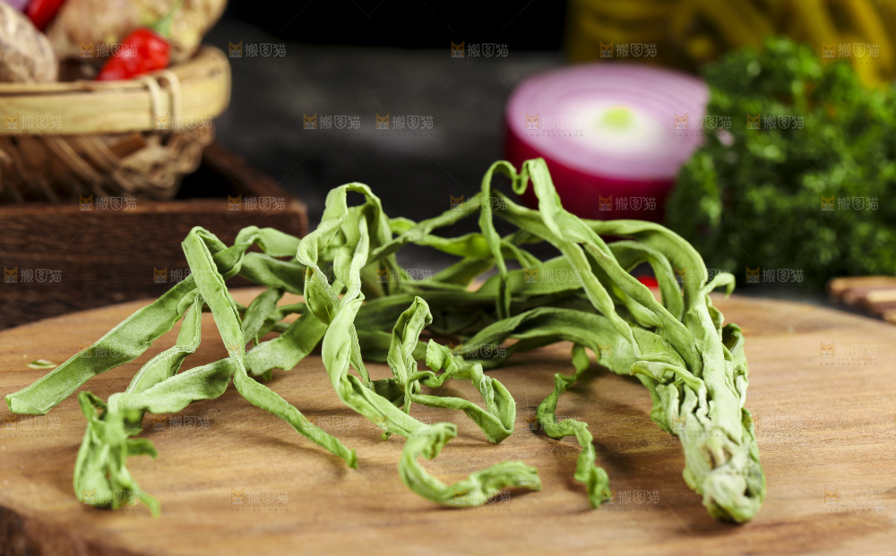深底上放着干苔菜