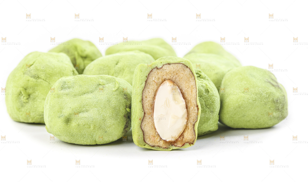 切开的抹茶味奶枣放在白底上
