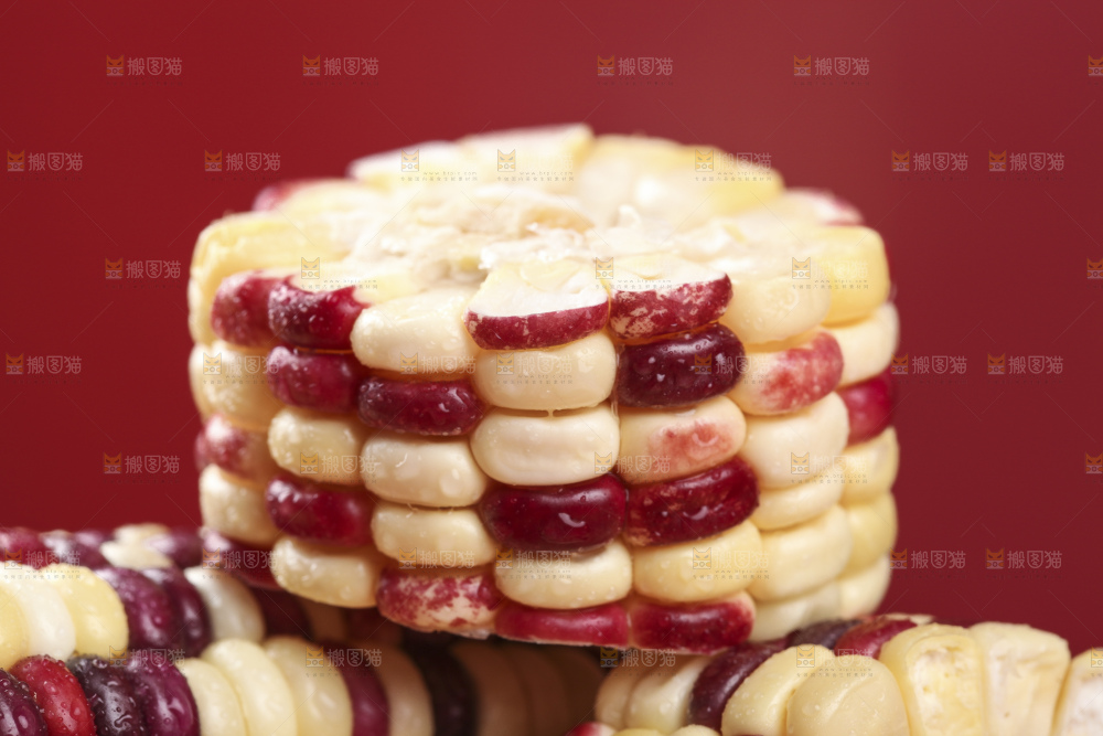 一盘剥皮的花糯玉米放在浅底上