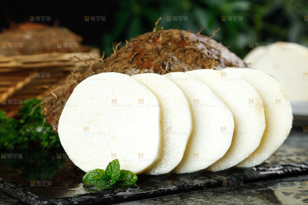 石板上的新鲜山药