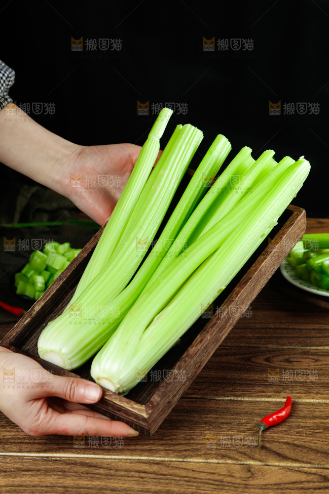 深底上放着洋芹菜