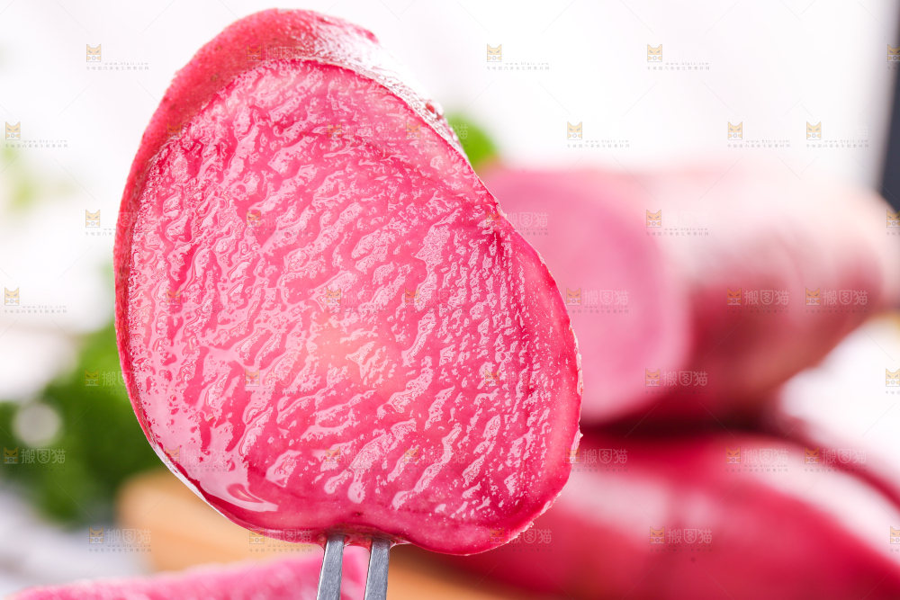 叉子上叉着土豆果肉