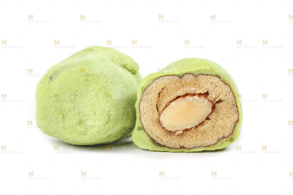 切开的抹茶味奶枣放在白底上