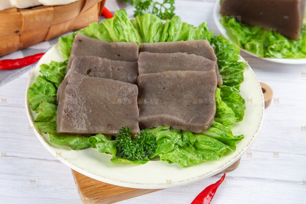 木板上放着一盘魔芋豆腐