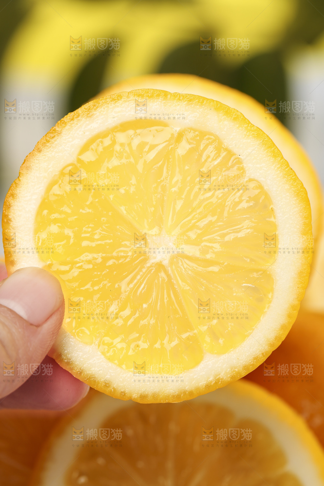 手里拿着新鲜柠檬