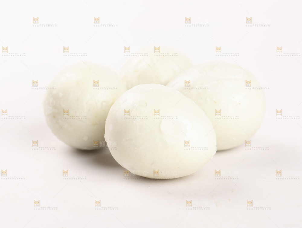 白底上摆放着珍珠小皮蛋