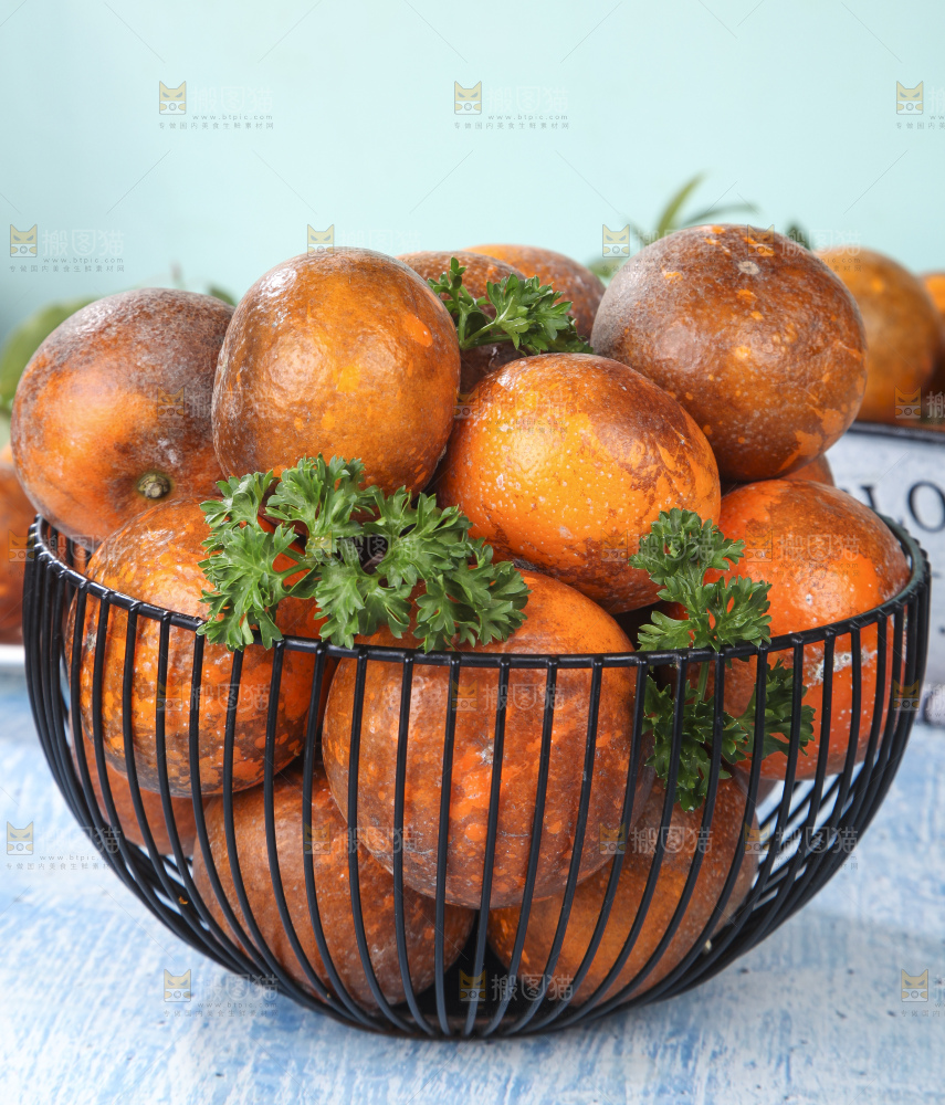 框子里装着新鲜乌柑