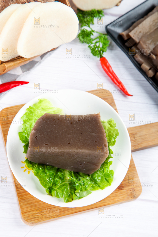 木板上放着一盘魔芋豆腐