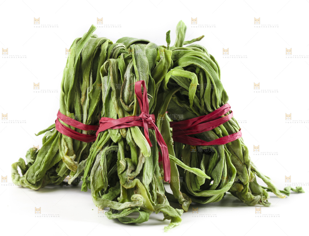 白底上放着干苔菜