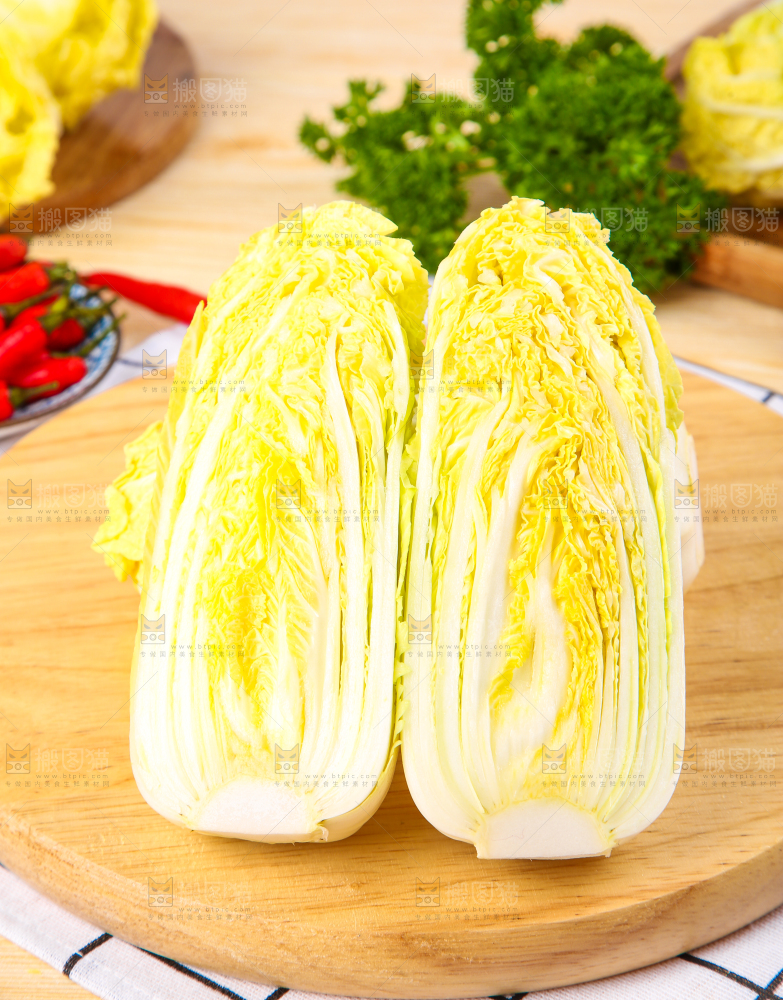 木板上放着高山娃娃菜