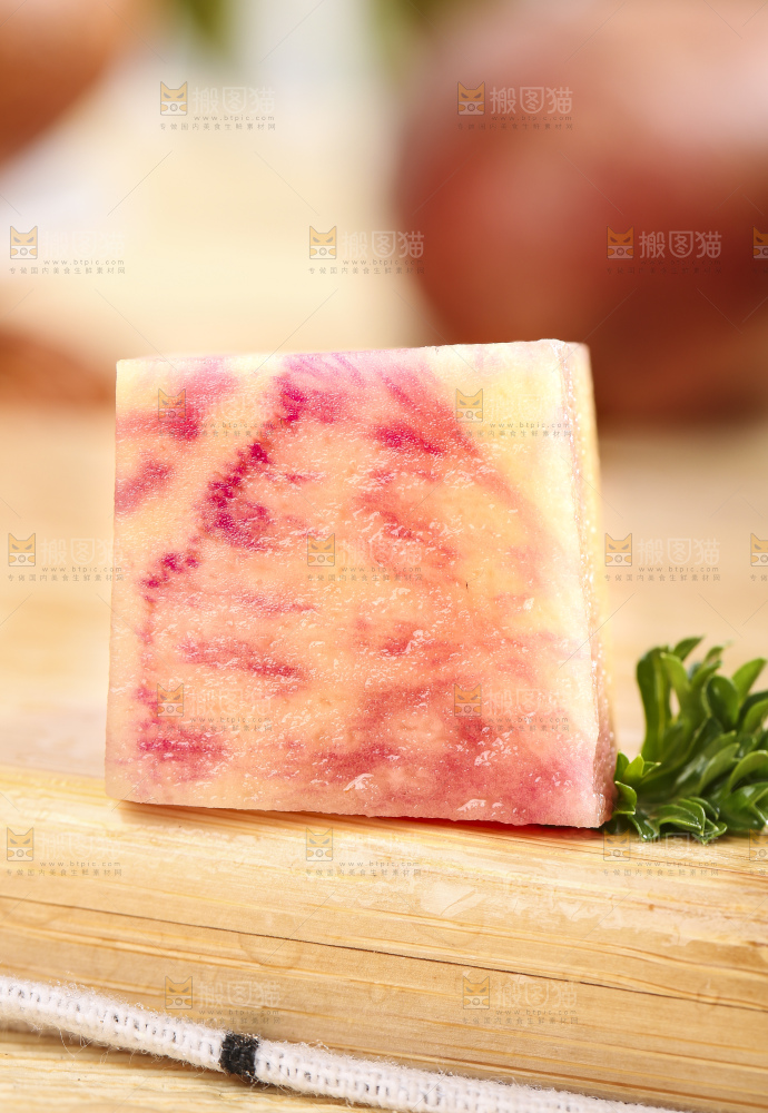 木板上放着丽江七彩土豆