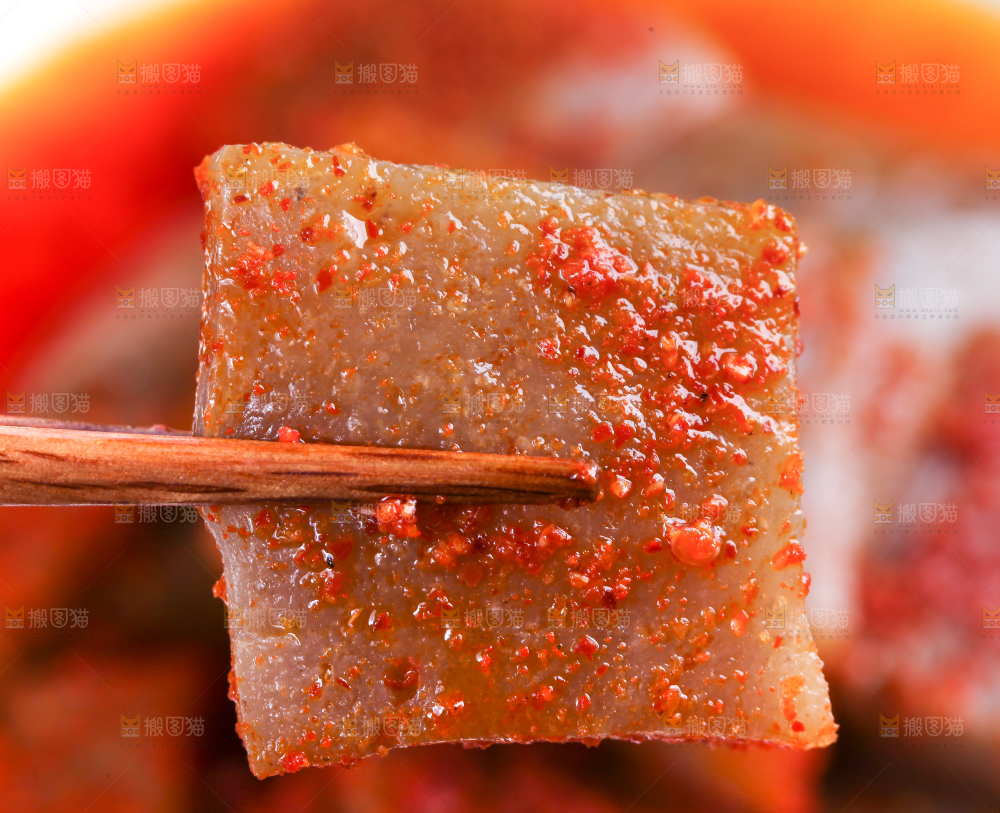 盘里装着凉拌魔芋豆腐