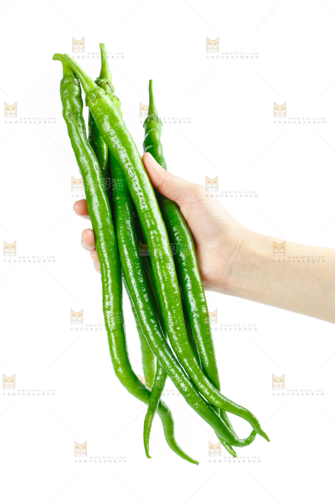 手里拿着二荆条辣椒