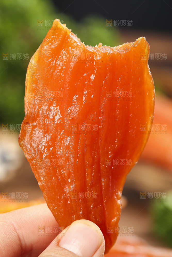 手里拿着无糖红薯干