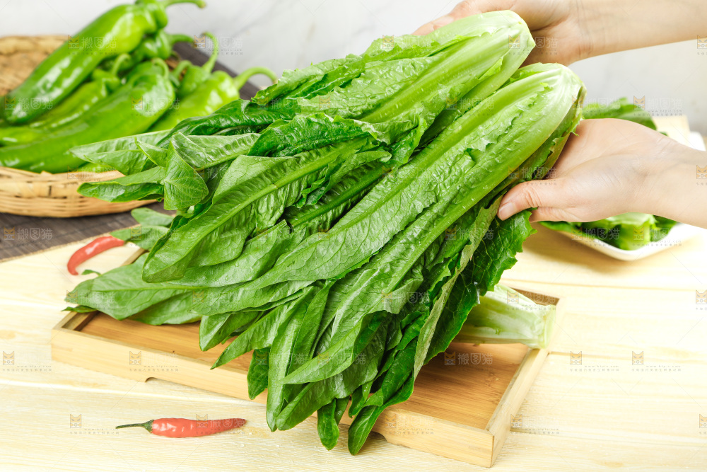 木板上的米香油麦菜