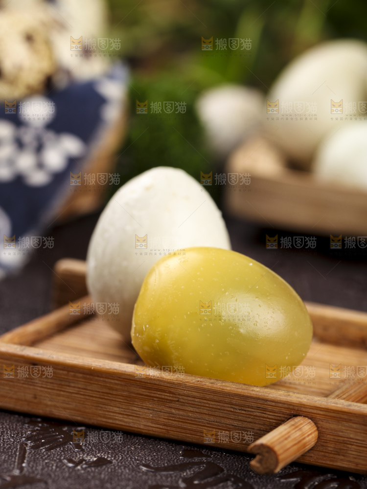 木板上的溏心小皮蛋
