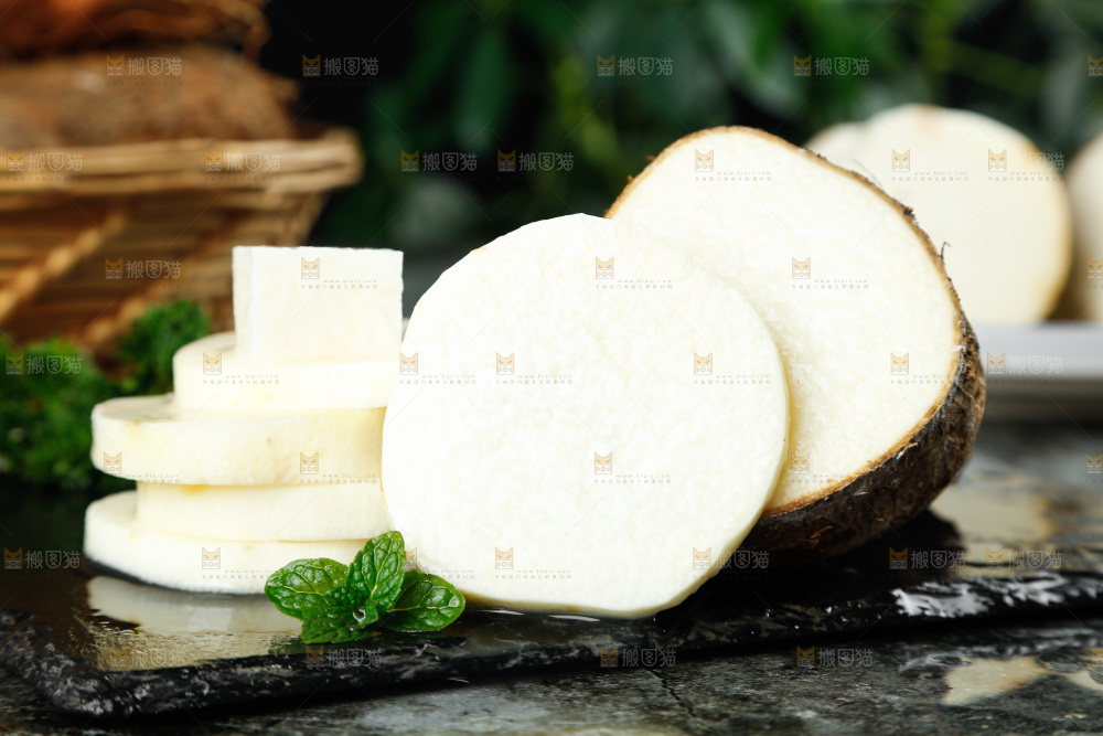 石板上的新鲜山药