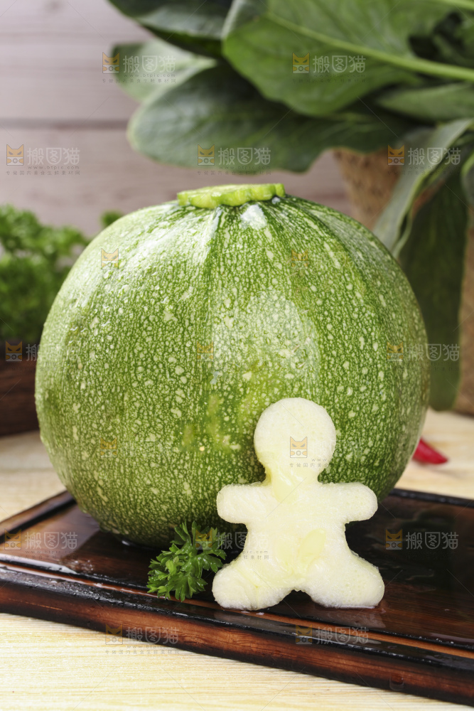 木板上摆放着四川嫩南瓜