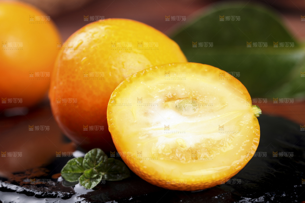 石板上的脆皮金桔