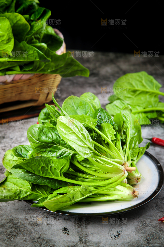 盘子里装着农家菠菜