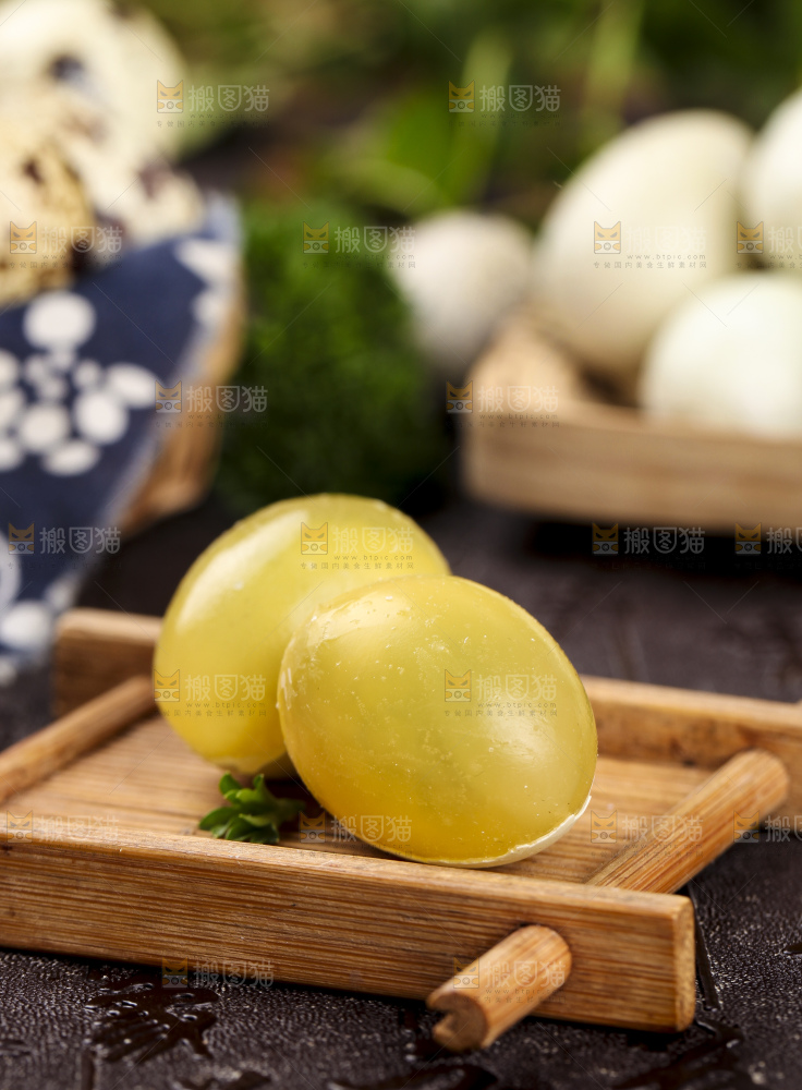 木板上的溏心小皮蛋