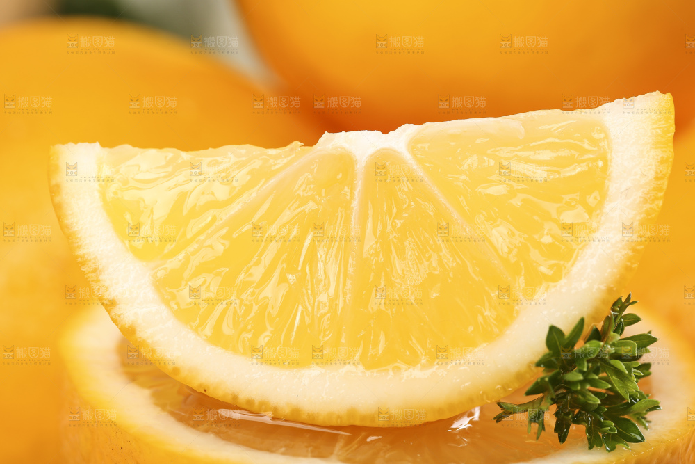 盘子里装着黄柠檬