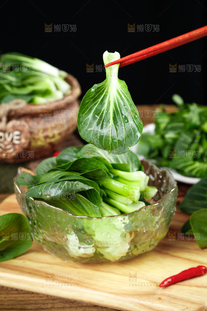 木板上放着上海青