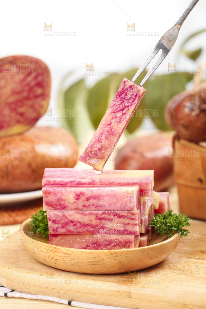 叉子上叉着土豆果肉