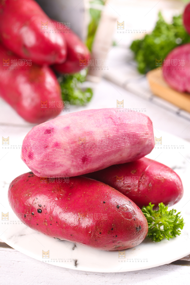 盘子里装着新鲜红土豆