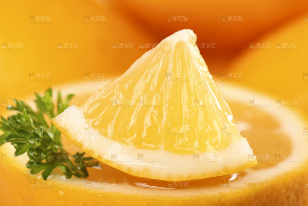 盘子里装着黄柠檬