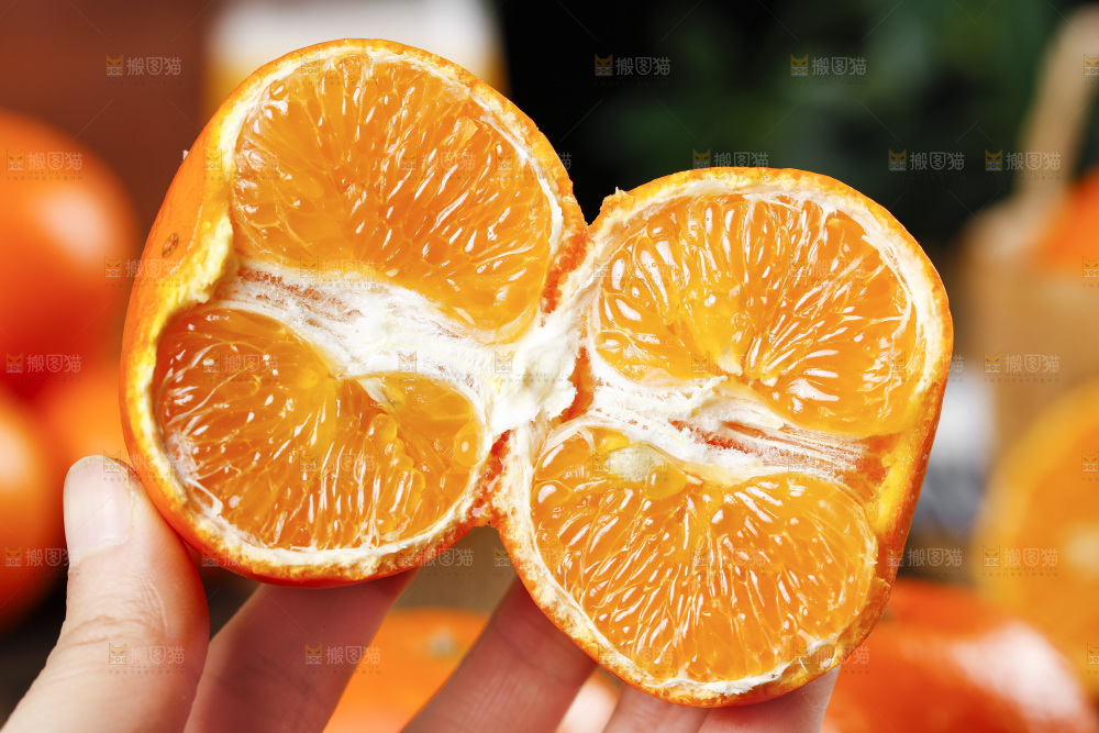 手拿掰开的广西皇帝柑