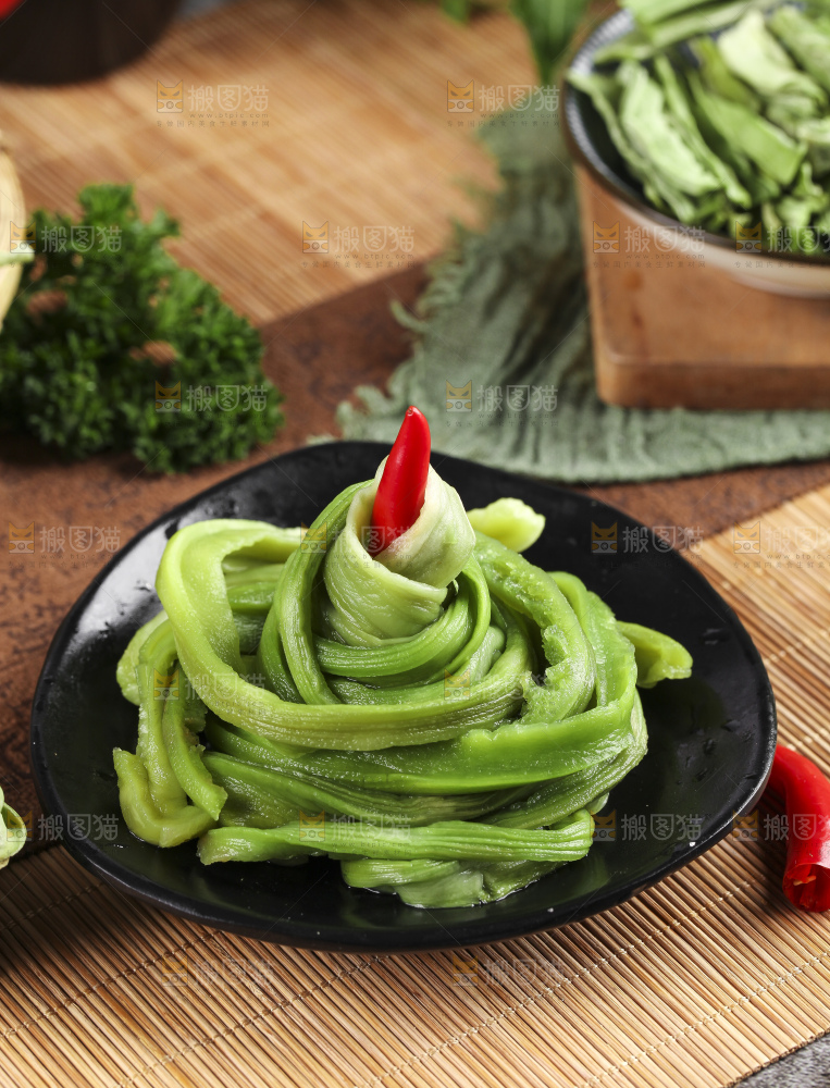 盘子里装着苔菜