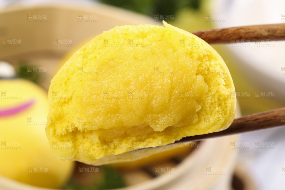 蒸笼里装着卡通小黄人包子