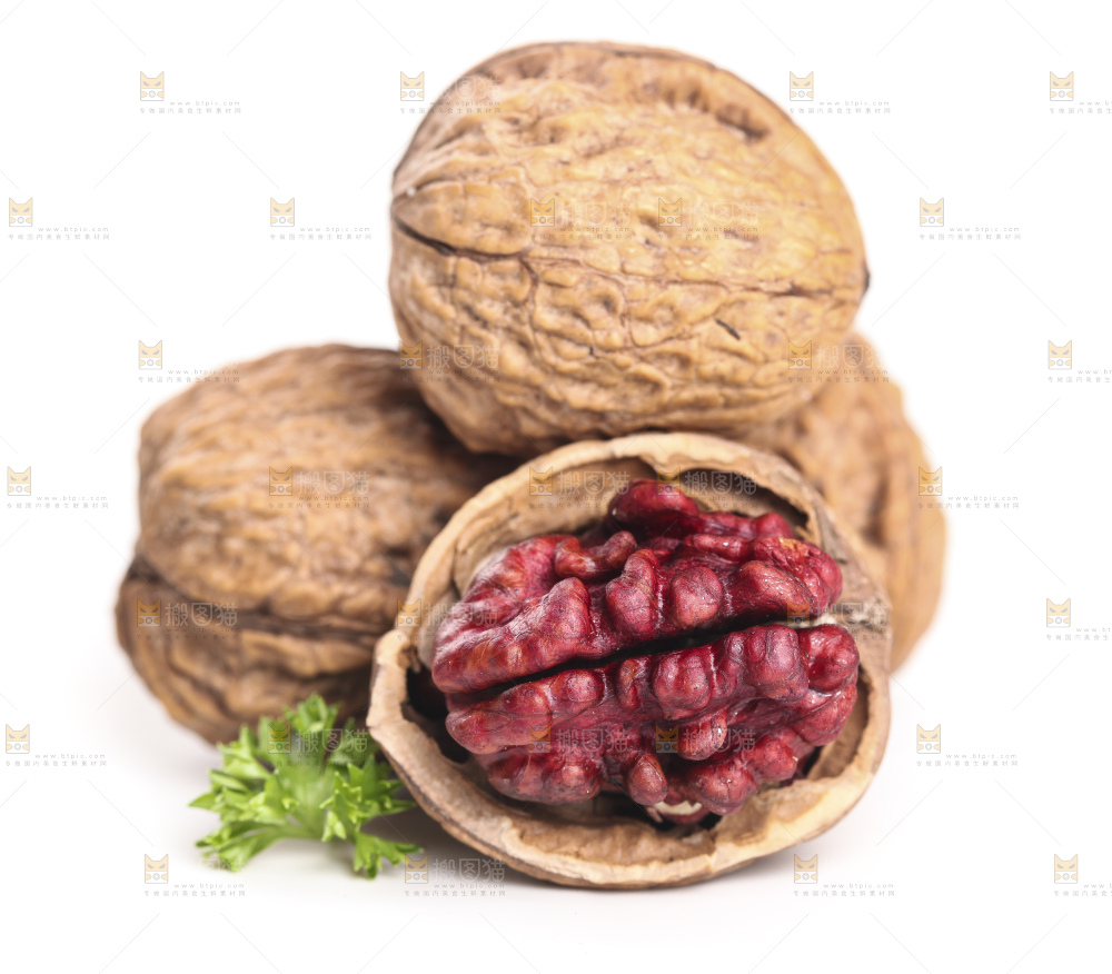 白底上摆放着薄皮红肉核桃