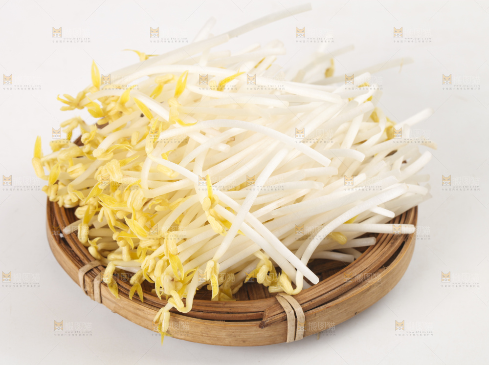 盘子里装着绿豆芽