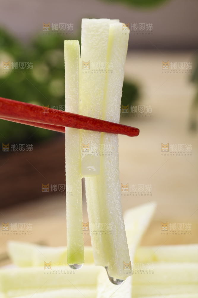 木板上放着嫩南瓜果肉