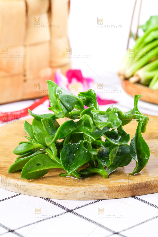 木板上摆放着田七草