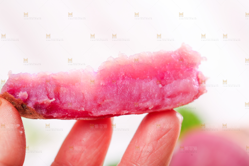 手里拿着云南红土豆
