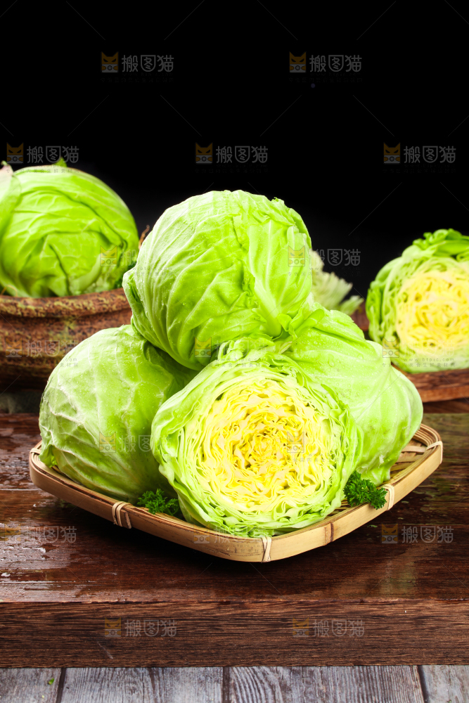 黑底上放着绿甘蓝