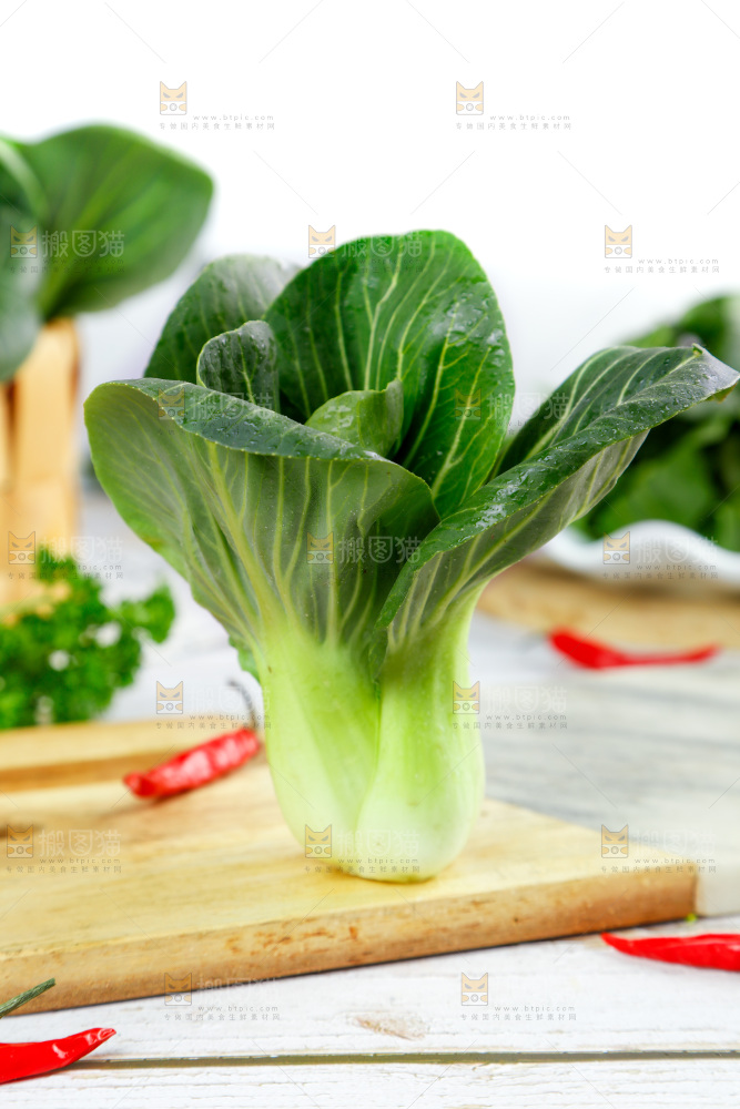 木板上摆放着农家青菜