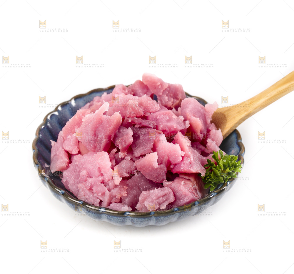 白底上放着紫心土豆