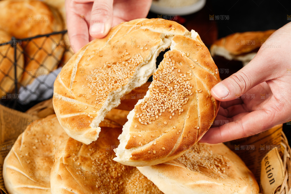 手里拿着吊炉烧饼